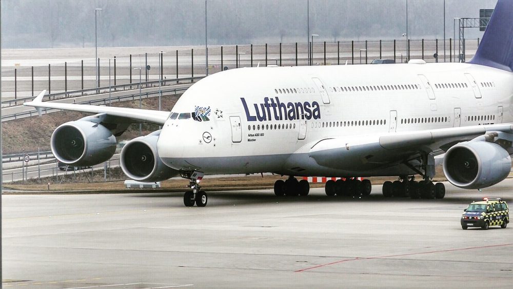 Airplane ir airport, airplane, Lufthansa