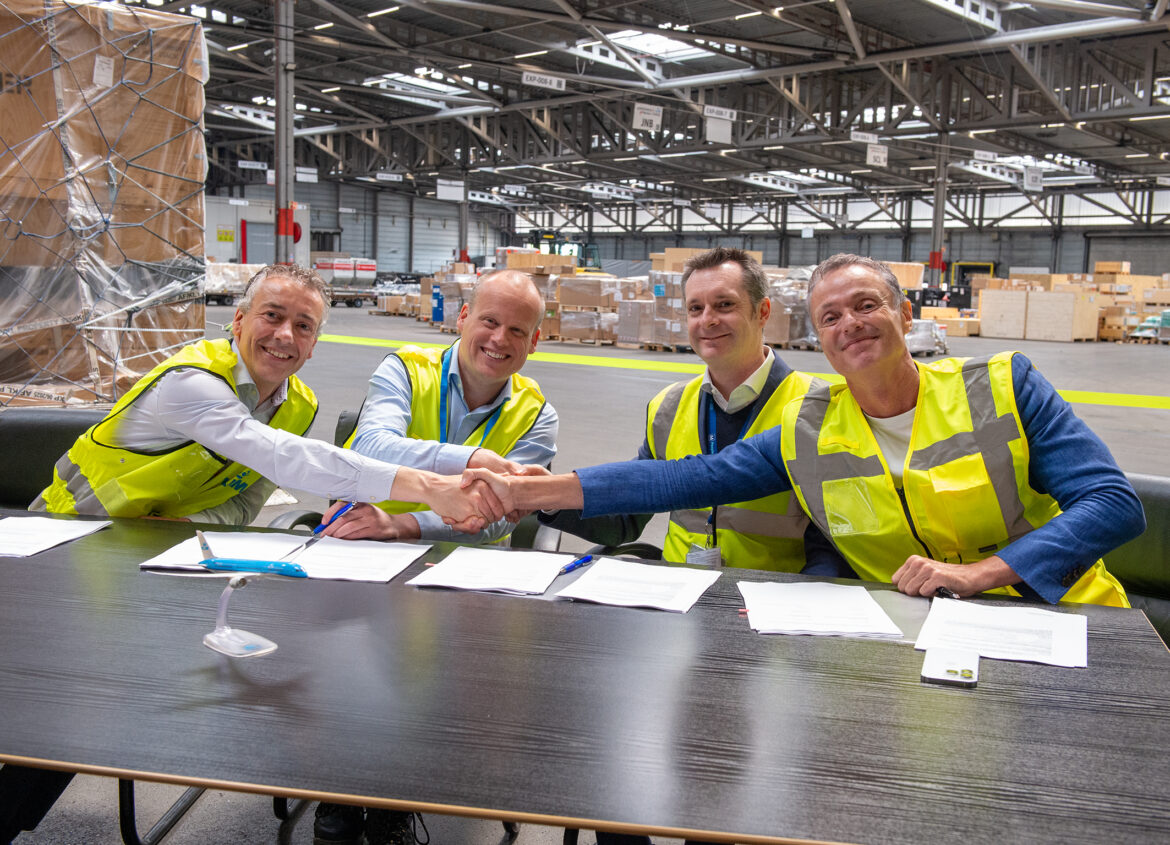 Menzies-and-KLM-renew-long-running-partnership-at-AMS.jpg-Photo-Menzies